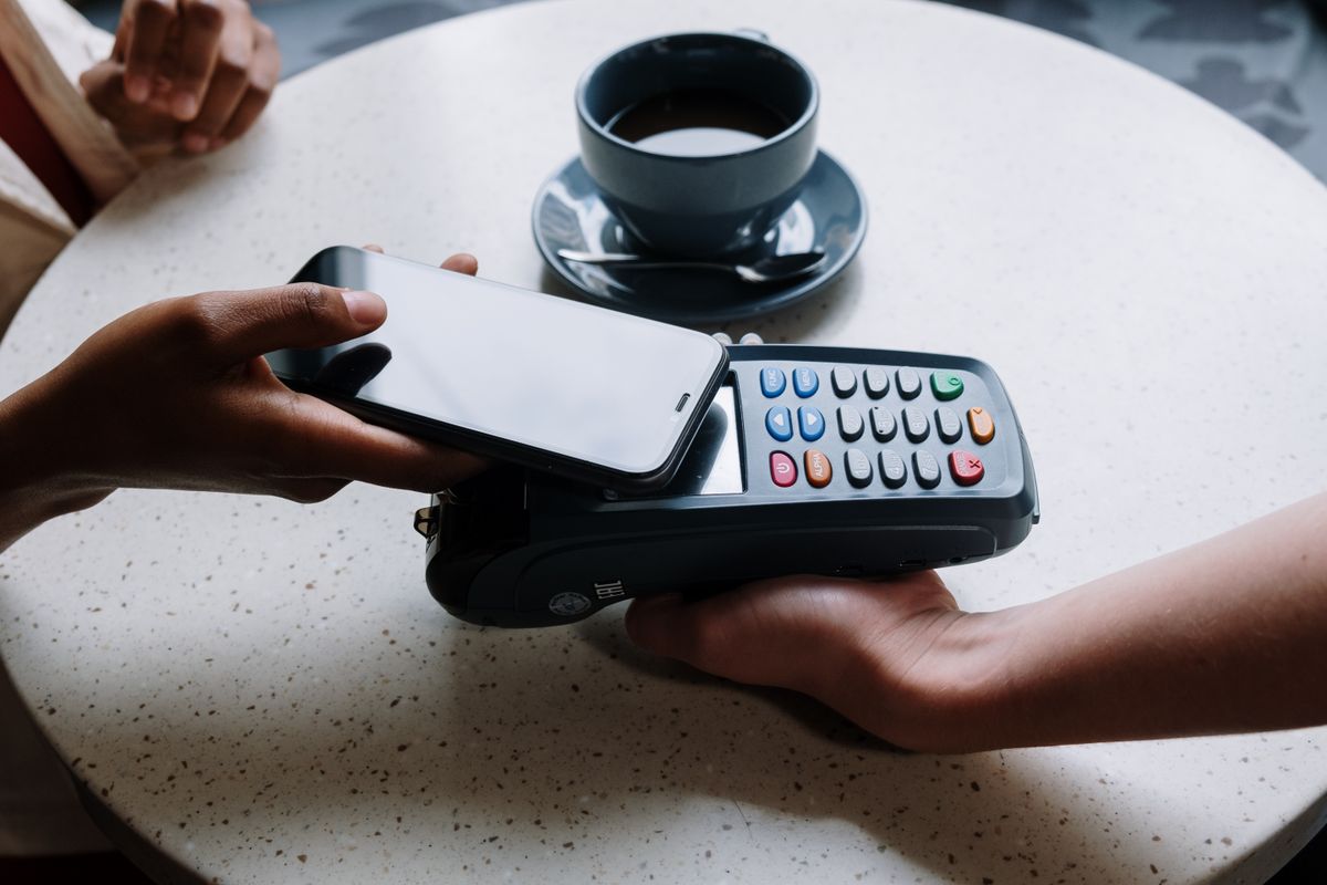 Contactless card payment on a countertop terminal